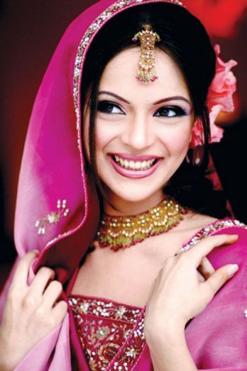 pakistan-bridal-makeup-tips - indience cu bijuterii specifice