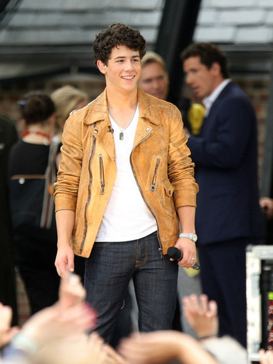 Jonas+BrothersGood+Morning+America (3) - Jonas Brothers-Performing Good morning America