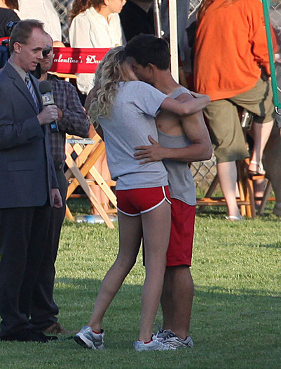 Taylor+Lautner+Flips+Taylor+Swift+P15xZB72gnGl