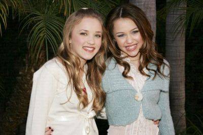 ai284461n968929[1] - emily osmet and miley cyrus