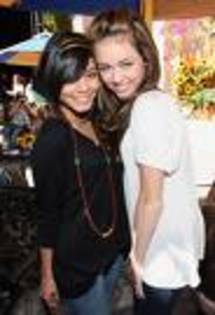 miley si nessa - MILEY AND VANESSA