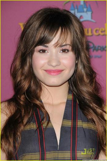 16706 - DEMI LOVATO