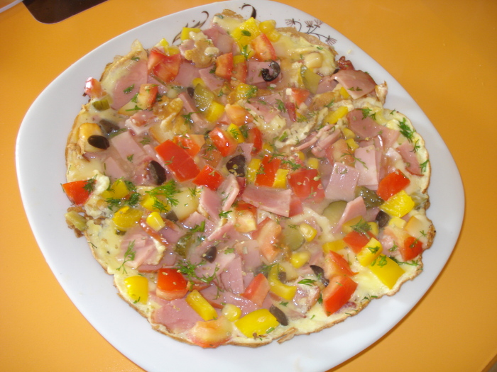 OMLETA CU CASCAVAL,SUNCA,MASLINE,ROSII,ARDEI GALBEN,BOABE DE PORUMB,OREGANO SI VERDEATA