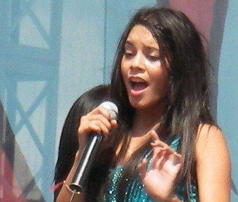 vanessa_hudgens_pregnant_with_zac_efrons_baby_photos_video_main_4663_0_0_0x0_340x289