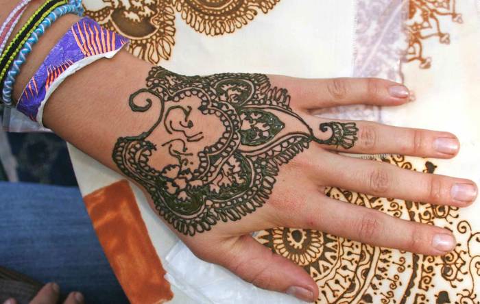 henna7 - Henna pe care o au indiencele pe maini si pe picioare cand se marita
