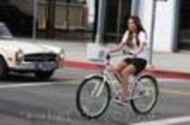 miley_cyrus_5256095 - miley cyrus pe bicicleta