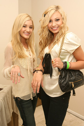 VWFAWYWABACEMXFEPGB - Aly and Aj