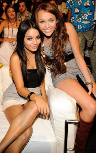 6 - Miley Cyrus si Vanessa Hudgens