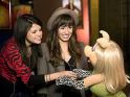 images9 - poze rare cu selena gomez