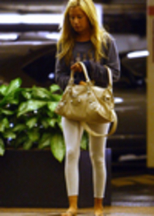 thumb_006 - ASHLEY TISDALE 2 OCTOMBRIE 2009