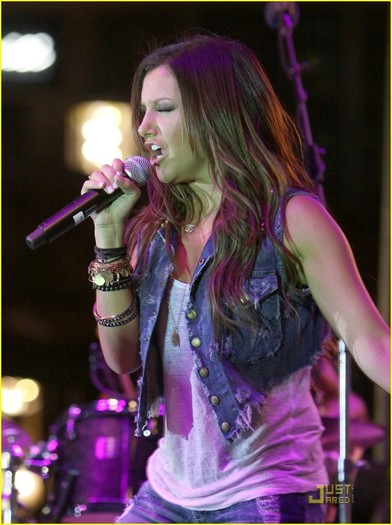 9satjd[1] - Ashley Tisdale is an Americana Girl