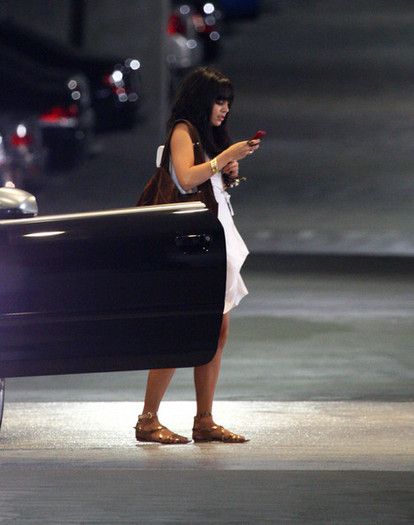 Texting At The Valet (7) - Vanessa Hudgens Texting At The Valet