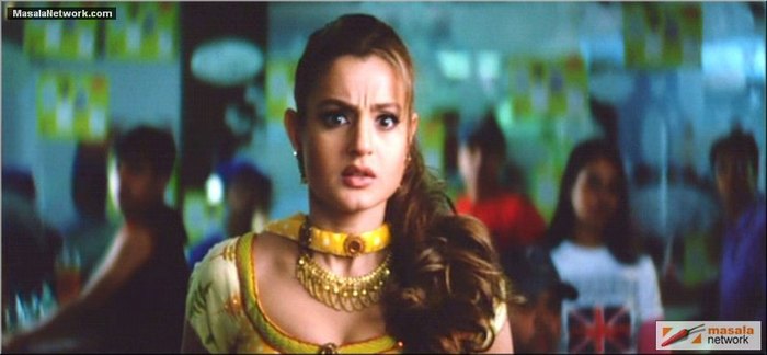 Pooja vede cum Karan infige furculita intr un om doar pt faptul ca sa ciocnit cu Pooja din greseala