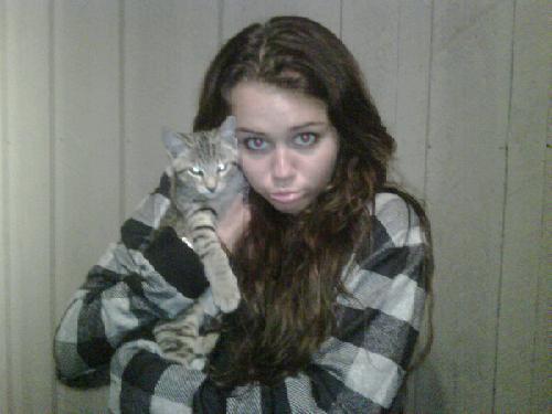 Miley loves cats - Miley Cyrus rare pictures
