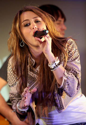 ITunes+LIVE+London+Miley+Cyrus+Performs+YmJ3c5Xp3kfl - miley cyrus