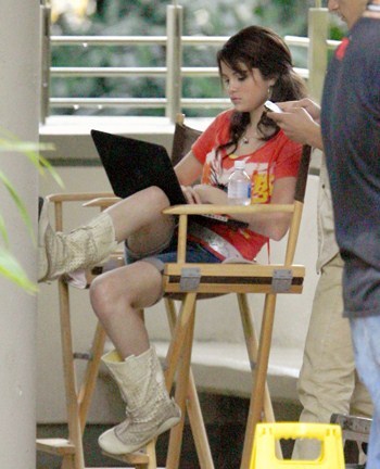 selena-laptop-wizards - Selena Gomez