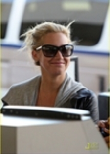 thumb_008 - ASHLEY TISDALE IN AEROPORT 30 OCTOMBRIE 2009