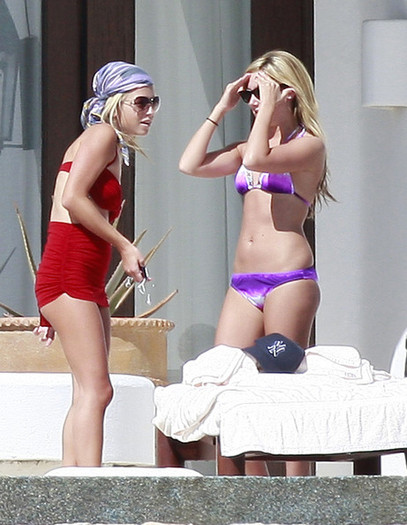 Ashley+Tisdale+Showing+Off+Bikini+Bod+Mexico+UJMc3HtFJCvl