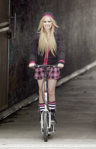 HFKNCSQJROGVKHKHHJA - Poze Avril Lavigne