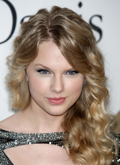 2009+GRAMMY+Salute+Icons+Clive+Davis+Arrivals+ShMGJXj-73Kl