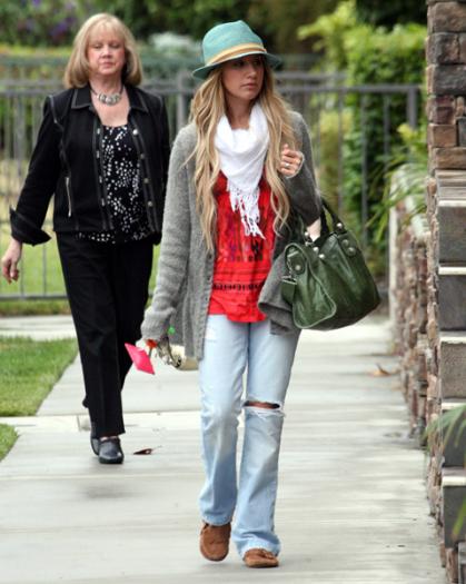 ashley_tisdale_shopping_with_mom_in_beverly_hills2 - ashley and mom