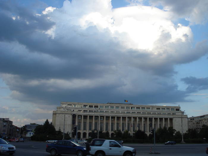 NORI NEGRI DEASUPRA GUVERNULUI - FURTUNA IN BUCURESTI