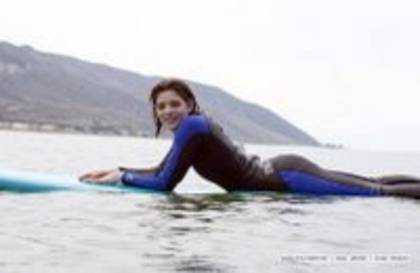 Surf 2 - Ashley Greene la surf