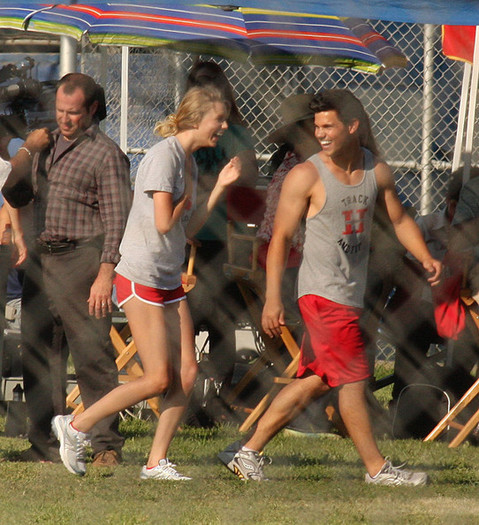 Taylor+Lautner+Flips+Taylor+Swift+UI48kd2VGPOl