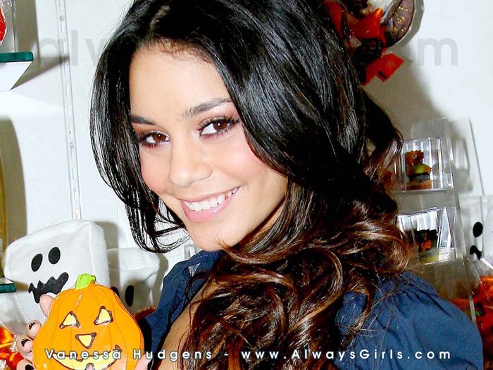 Vanessa Hudgens 21 - Club Vanessa Hudgens