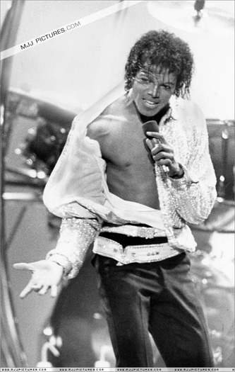 RTWZJVWBYQAQEKQPWTU - Michael Jackson cantand sh dansand la concerte