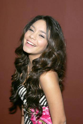 VCNRJLMXPCOSPKBCEHO - Vanessa Hudgens Sedinta foto