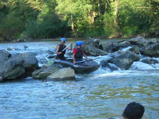 rafting; observasem o tipa si deaia eram cu capul intr-o parte

