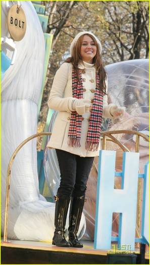 mileycyrusthanksgivingdag0 - miley Cyrus