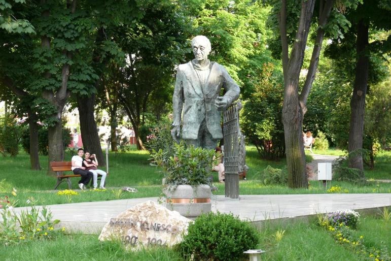 Statuie Eugen Ionesco - Slatina