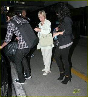 vanessa-hudgens-zac-efron-lax-02