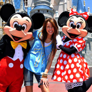 VGNGDJNCIQOKPHHKZQB - Mickey Mouse o vedeta alaturi de vedete