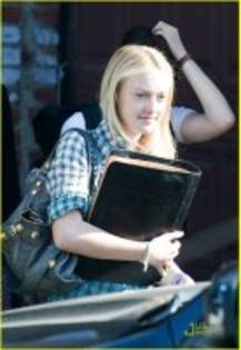  - Kristen Stewart si Dakota Fanning prin LA