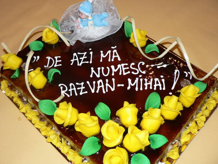 de azi ma numesc Razvan -Mihai; tortul de la botezul lui Razvan

