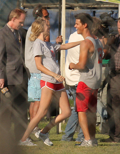 Taylor+Lautner+Flips+Taylor+Swift+v54gWJj_Tryl - Taylor Swift