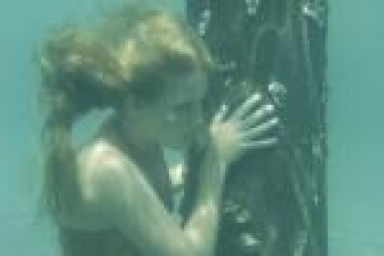 EMMA E SIRENA SI SE ASCUNDE DE ZEIN