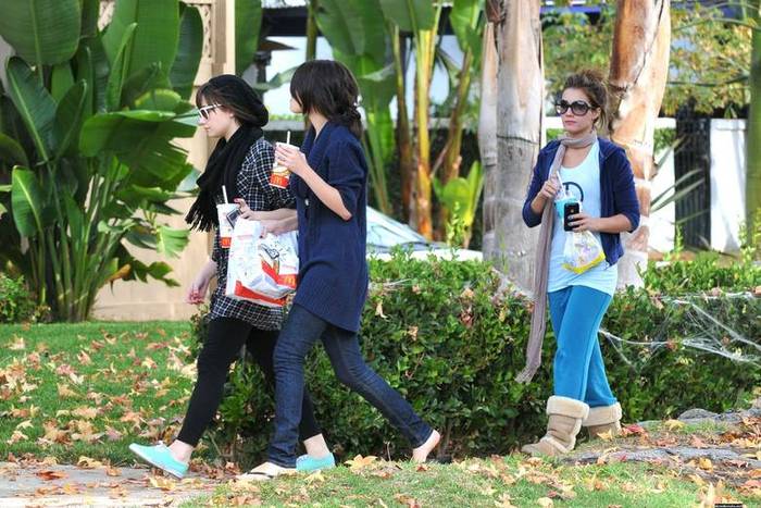 demilovato_net-gettingmcdonalds-0026 - demi lovato