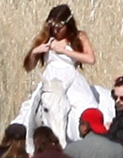 miley-cyrus-nip-slip-1[1]