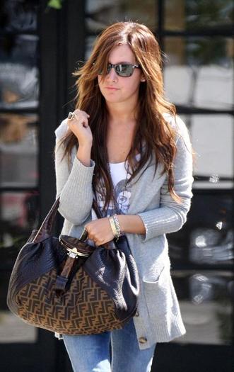 ashley-tisdale-salon-08