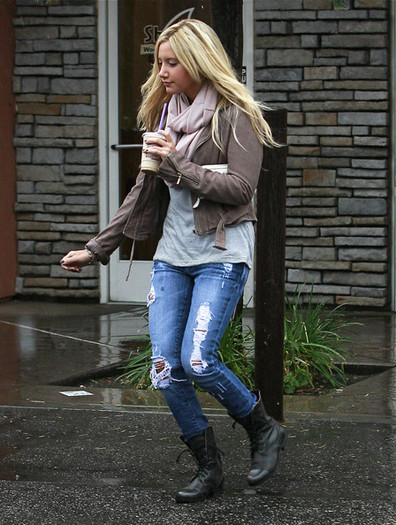 Ashley+Tisdale+Braving+Rain+Coffee+LA+JZKUj4SIYKBl
