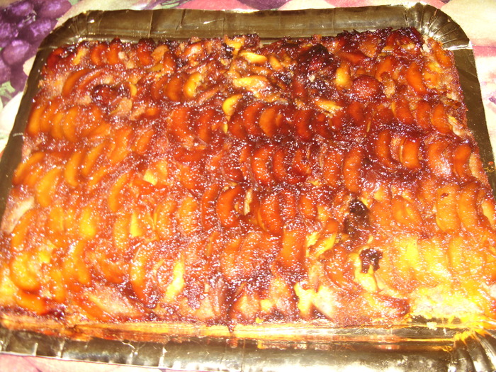 tarta cu piersici si caramel