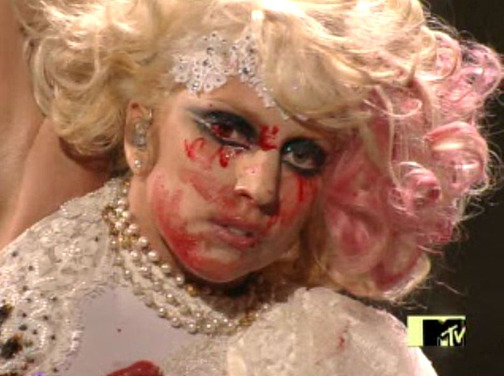 gagac91309[1] - Lady GaGa plina de sange la MTV VMA 2009