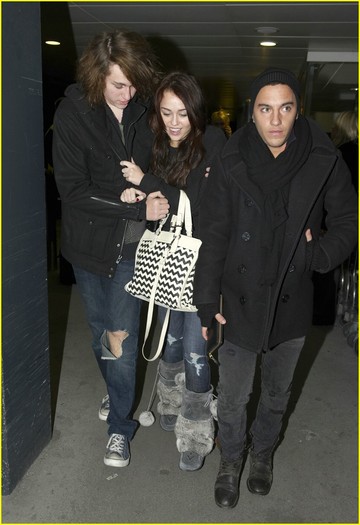 miley-cyrus-braison-bundle-up-09 - Miley Cyrus Bundles Up with Braison