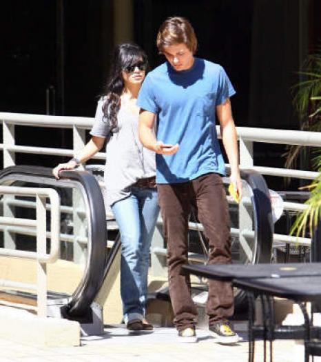 zefron092507_06bro[1] - vanessa and zac