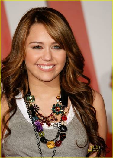 Miley-Bolt-Premiere-miley-cyrus-2849652-871-1222