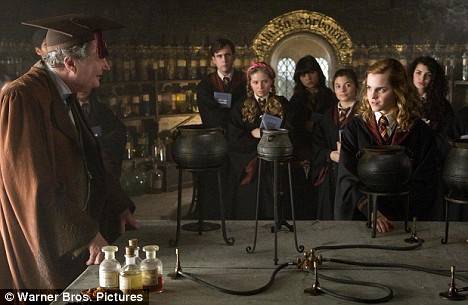 article-1031788-01D9A31D00000578-542_468x305 - harrry potter and his friends